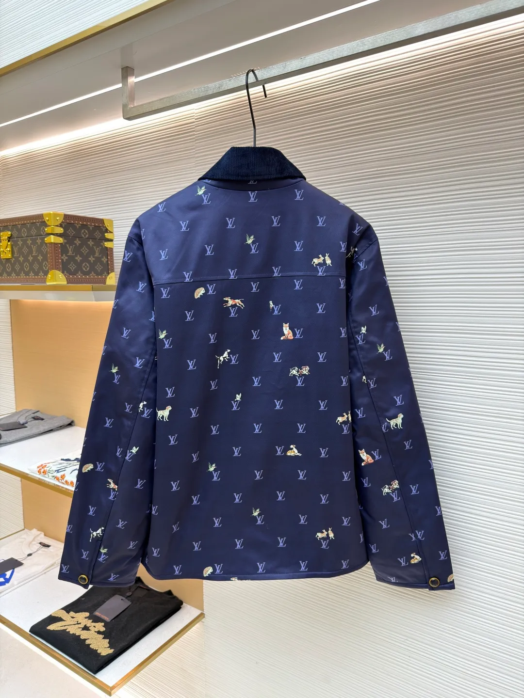 LOUIS VUITTON corduroy lapel animal print jacket ●Original version: 25500 purchased and developed ●Item number: 1681800-C00 ●Fabric: high-density polyester nylon fabric ●Technology: digital direct printing ●Color: blue ●Type: fitted version ●Weight: about 805 grams ●Size: 46-48-50-52 ●Description: This LOUIS VUITTON corduroy lapel jacket is made of high-density twill fabric base, and the surface is combined with corduroy texture splicing, taking into account both stiffness and soft touch. The body pattern uses digital direct printing technology to accurately print the LV logo and animal elements on the fabric. The color is full and not easy to fade. The collar is made of contrasting corduroy material, and the positioning and cutting process is used to ensure the alignment of the splicing; the front placket is equipped with metal buttons, and the surface of the buttons is matte-plated for a refined and durable texture. The version has a loose lapel design, and the shoulders and armholes are three-dimensionally cut, with precise stitching to improve the fit. The overall process pays attention to the details of pattern positioning and fabric splicing. The edges are overlocked to take into account brand recognition and practical wearability. It is recommended to hand wash to protect the printing and fabric texture. The overall wiring is straight and delicate, the fabric is comfortable and soft, and the color is consistent without color difference. It can be matched with the same style to create a fashionable look and control various occasions. Customized accessories, complete with three standards, same style for men and women!